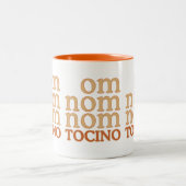 OM NOM NOM mmm... TOCINO Zweifarbige Tasse (Mittel)