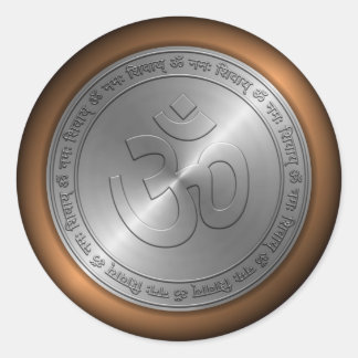 Om Sign Embossed auf Metallic Coin Runder Aufkleber