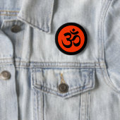 Om-Symbol auf Schwarz-Orange-Abzeichen Button (Beispiel)