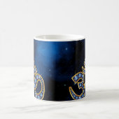 Om-Symbol mit "Sapphire"-Steinen Kaffeetasse (Mittel)