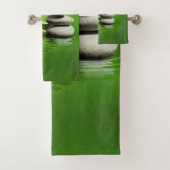OM-Symbol mit Zensteinen auf leichtem Grün Badhandtuch Set (Insitu)