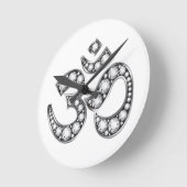 Om Symbol with "Diamond" Stones Runde Wanduhr (Winkel)