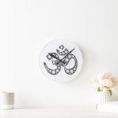 Om Symbol with "Diamond" Stones Runde Wanduhr (Zuhause)