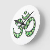 Om Symbol with "Peridot" Stones Runde Wanduhr (Winkel)