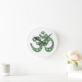 Om Symbol with "Peridot" Stones Runde Wanduhr (Zuhause)