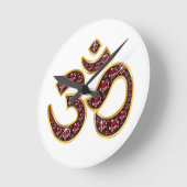 Om Symbol with "Ruby" Stones Runde Wanduhr (Winkel)