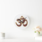 Om Symbol with "Ruby" Stones Runde Wanduhr (Zuhause)