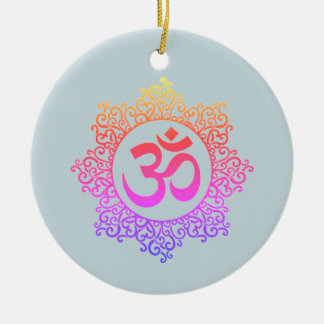 Om- und Lotusfarbensymbole auf Ornamenten Keramik Ornament