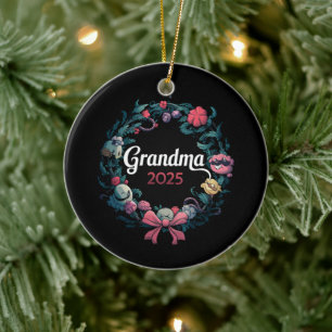 Oma 2025 als Geschenk für neue Großmutter Keramik Ornament