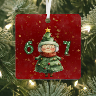 Oma als Weihnachtsbaum verkleidet, hält die Sechs Ornament Aus Metall