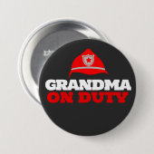 Oma auf der Schaltfläche "Feuerwehrmann" im Party Button (Vorne & Hinten)