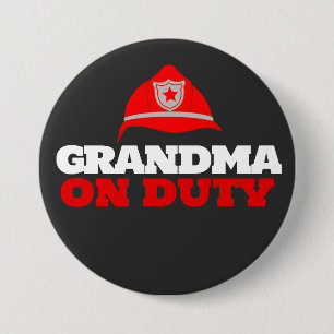 Oma auf der Schaltfläche "Feuerwehrmann" im Party Button