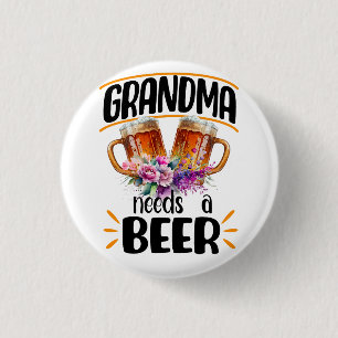 Oma braucht ein Bier, ein sonniges Großmuttergeträ Button