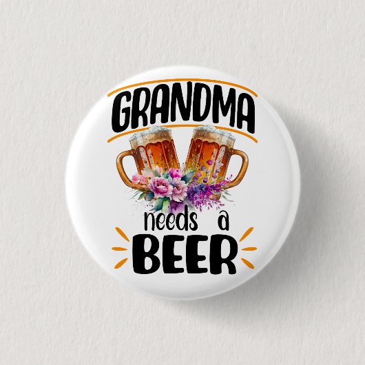Oma braucht ein Bier, ein sonniges Großmuttergeträ Button (Vorderseite)
