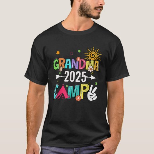 Oma Camp 2025 Familienurlaub Sommerferien Camping T-Shirt (Vorderseite)