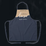 Oma Challah ist eine Liebe aus All-over-Print-Schü Schürze<br><div class="desc">Challah ist Liebe, die essbar gemacht wurde. NAVY & TAN. Sauberes, modernes Skriptdesign.Deine hausgemachte Challah ist ein rahmenwürdiges Kunstwerk.Unterschreiben Sie Ihr Meisterwerk mit einem blüh mit dieser schlichten, eleganten ALL-OVER PRINT SCHÜRZE. Koordiniert mit unserem passenden Challah Teig Cover, den Sie hier finden können: https://www.zazzle.com/collections/coordinated_apron_sets-119984004460509285 ÜBER UNSERE CHALLAH DOUGH COVERS: Backenthusiasten:...</div>