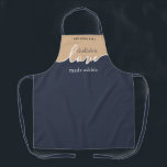 Oma Challah ist eine Liebe aus All-over-Print-Schü Schürze<br><div class="desc">Challah ist Liebe, die essbar gemacht wurde. NAVY & TAN. Sauberes, modernes Skriptdesign.Deine hausgemachte Challah ist ein rahmenwürdiges Kunstwerk.Unterschreiben Sie Ihr Meisterwerk mit einem blüh mit dieser schlichten, eleganten ALL-OVER PRINT SCHÜRZE. Koordiniert mit unserem passenden Challah Teig Cover, den Sie hier finden können: https://www.zazzle.com/collections/coordinated_apron_sets-119984004460509285 ÜBER UNSERE CHALLAH DOUGH COVERS: Backenthusiasten:...</div>