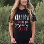 Oma der Geburtstagskinderfamilie Custom T-Shirt<br><div class="desc">Suchen Sie ein Shirt zum Geburtstag, das Ihr Party komplett macht? Schauen Sie sich nur unsere passenden Geburtstags-Crew-Shirts an! Diese stilvollen T-Shirts sind perfekt für jeden Geburtstagsfeier. Unsere passenden Shirts sind ein tolles Geschenk für Ihre Freunde und Familie und können als Teamkollegen oder als Gruppentee zusammengefasst werden. Mit so vielen...</div>
