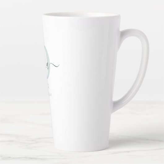 Oma Elegant Script Monogram Green White Latte Tass Milchtasse (Rechts)