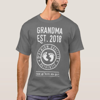 Oma Est 2018 erwartet neues Baby Geschenk einricht T-Shirt