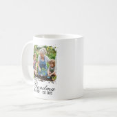Oma Est schwarze elegante Schrift benutzerdefinier Kaffeetasse (Vorderseite Links)