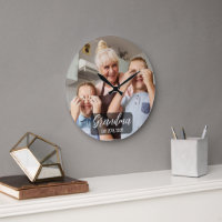 Oma Est. Weißes Schriftfoto