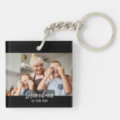 Oma Est. White Skript Foto Schlüsselanhänger (Rückseite)