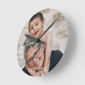 Oma Established Foto-Geschenk Runde Wanduhr (Winkel)