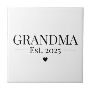 Oma Gegründet 2025 Fliese