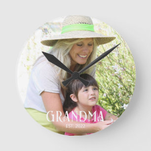 Oma gegründet Schriftfoto Runde Wanduhr
