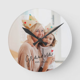 Oma gegründet Schwarzes Schriftfoto Runde Wanduhr