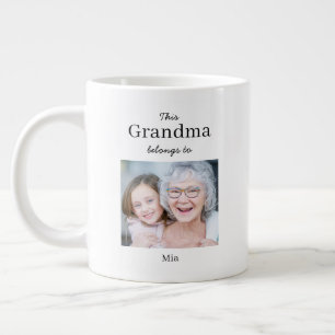 Oma gehört zu, individuelles Foto Jumbo Jumbo-Tasse