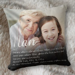 Oma, Großmutter Definition Script-Foto Kissen<br><div class="desc">Personalisieren Sie für Ihre Oma,  Großmutter,  Oma,  Nan,  Kindermädchen oder Abuela ein einzigartiges Geschenk für Geburtstage,  Weihnachten,  Muttertag oder jeden Tag,  den Sie gewollt haben,  um zu zeigen,  wie viel sie Ihnen bedeutet. Ein perfekter Weg,  ihr zu zeigen,  wie phantastisch sie jeden Tag ist. Entwickelt von Thisisnotme©</div>