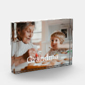 Oma hat ein modernes Fotogeschenk eingerichtet Fotoblock (Links)