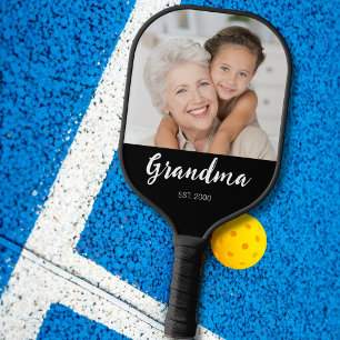 Oma hat ein unterhaltsames Skriptfoto eingerichtet Pickleball Schläger