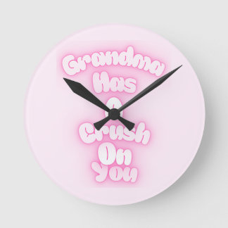 Oma hat eine Schwärmerei für dich Runde Wanduhr