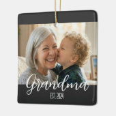 Oma hat minimalistisches weißes Skript-Text einger Keramikornament (Links)