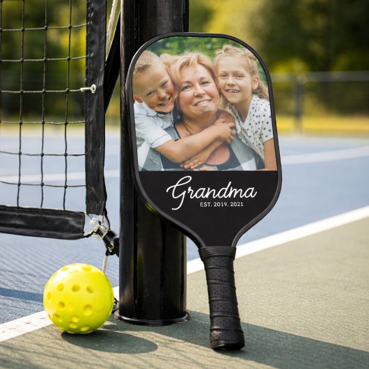 Oma hat modernes Skriptfoto eingerichtet Pickleball Schläger
