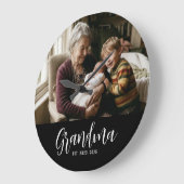 Oma hat Schwarz-Weiß-Script-Foto eingerichtet Große Wanduhr (Winkel)