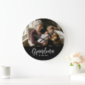 Oma hat Schwarz-Weiß-Script-Foto eingerichtet Große Wanduhr (Zuhause)