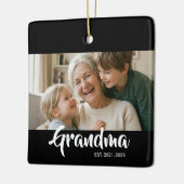 Oma hat Schwarz-Weiß-Script-Foto gegründet Keramikornament (Links)