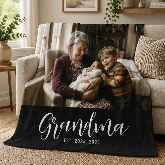 Oma hat schwarzes modernes Schriftfoto eingerichte Fleecedecke