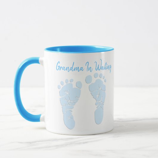 Oma in Gewartet Blue Baby Feet Ankündigung Tasse (Links)