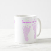 Oma in Wart Pink Baby Feet Ankündigung Kaffeetasse (VorderseiteRechts)