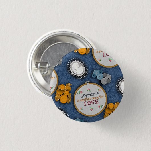 Oma ist Liebesnadel Button (Vorne & Hinten)