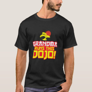 Oma leitet dieses Dojo, lustige Karate-Oma T-Shirt