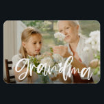 Oma Liebe Script Personalisiert Foto Geschenk Magnet<br><div class="desc">Dieser Foto-Magnet mit handgeschriebenen "Oma"-Briefen kann leicht mit Ihrem eigenen LieblingsFoto personalisiert werden. Sie können auch die Textfarbe so ändern,  dass sie besser auf Ihr Bild abgestimmt ist.</div>