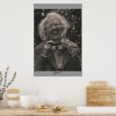 Oma mit ihrem Hawkeye Poster (Küche)