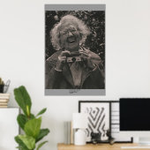Oma mit ihrem Hawkeye Poster (Heimbüro)