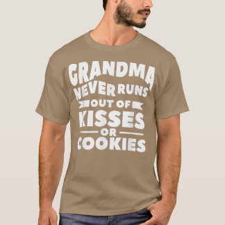 Oma rennt nie aus Küssen oder Keksen backen T-Shirt